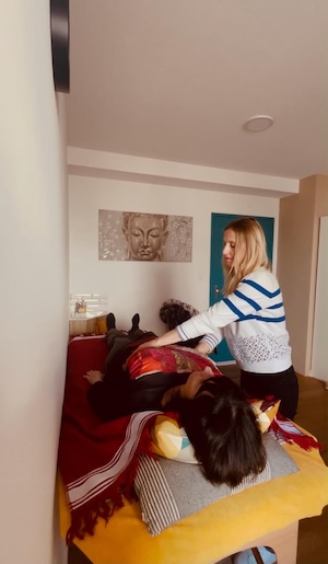 Julie Fabre pratiquant une séance de La Trame auprès d'une personne allongée à Toulon.