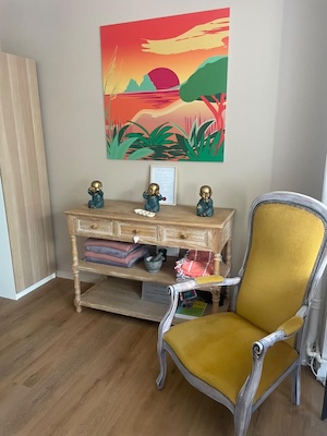 Espace du cabinet de Julie Fabre à Toulon avec un fauteuil jaune et un tableau coloré